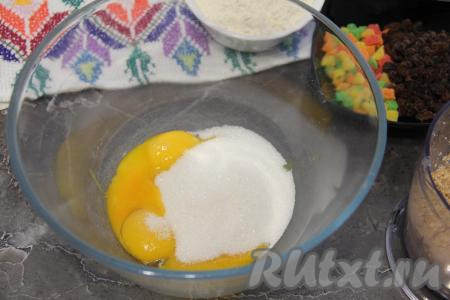В глубокой миске соединить 4 желтка (или 2 яйца) и сахар, перетереть массу венчиком.