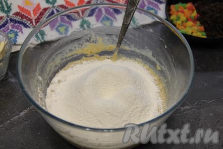 Перемешать тесто, затем добавить просеянную пшеничную муку.