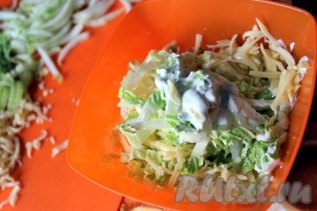 Соединить китайский салат, сельдерей и сыр, немного посолить и заправить ароматной сметаной.