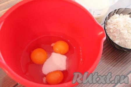 Соединить в достаточно глубокой миске яйца, сахар и соль, перемешать до однородности венчиком.