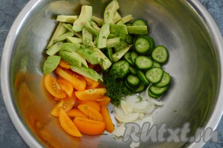 Добавить нарезанный авокадо в миску к помидорам, огурцам и луку. Сюда же выложить мелко нарезанный укроп.