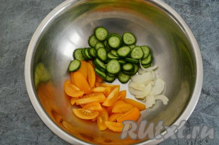 Лук очистить от шелухи. Промыть огурцы, помидоры и лук. Нарезать огурцы на кружочки (или полукружочки), помидоры - на небольшие дольки, а репчатый лук - на тонкие полукольца. Соединить нарезанные овощи в глубокой миске.