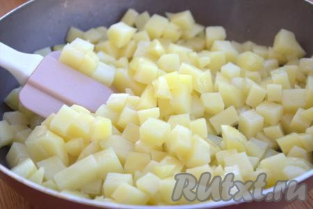 А в сковороду, в которой обжаривалось мясо, выложить нарезанный картофель. Обжарить его на среднем огне минут 5, периодически перемешивая, посолить картошку и поперчить.