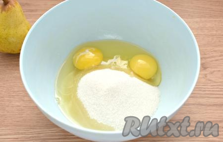 В глубокую миску всыпаем сахар, разбиваем к нему куриные яйца, взбиваем миксером до полного растворения сахара и получения пышной, белой массы (на взбивание потребуется минут 5).