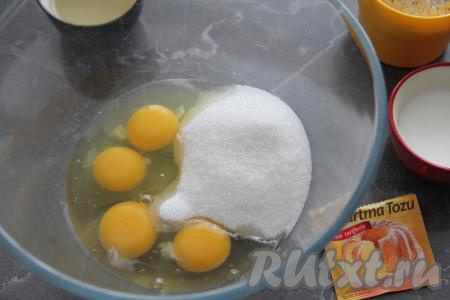 Для приготовления бисквита в объёмной миске нужно соединить яйца с сахаром, а затем взбить их миксером в течение 5-7 минут.