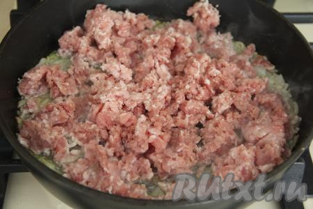 После этого выложить в сковороду фарш, перемешать, обжаривать мясо с луком минут 15, периодически разбивая мясные комочки.