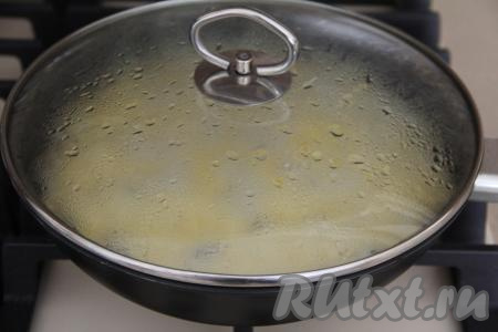Накрыть сковороду крышкой и готовить минут 7 (до растворения сыра). 
