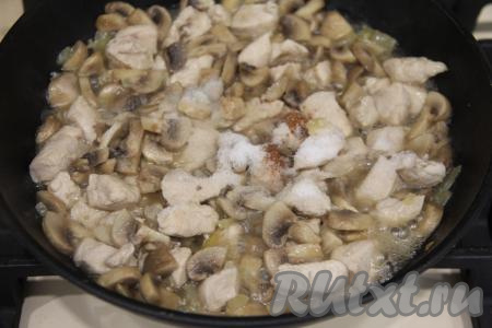 Жарить грибы с курицей 15 минут, иногда помешивая, затем добавить соль и специи.