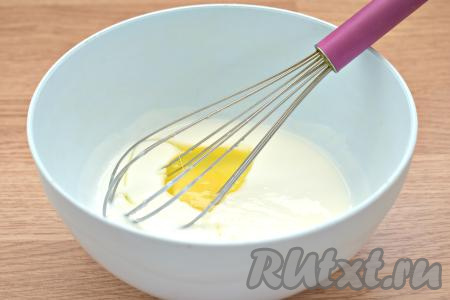 В смесь кефира и разрыхлителя разбиваем яйцо, всыпаем чайную ложку соли (без горки), перемешиваем до однородности.