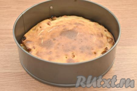 Отправляем форму с заливным пирогом с курицей в разогретую до 180 градусов духовку на 45 минут. Ориентируйтесь на свойства своей духовки. Поверхность пирога должна хорошо подрумяниться.