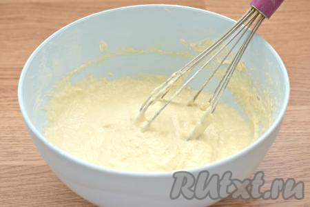 Тесто для заливного пирога должно получиться в меру густым, вязким, по консистенции оно будет похоже на достаточно густую сметану.