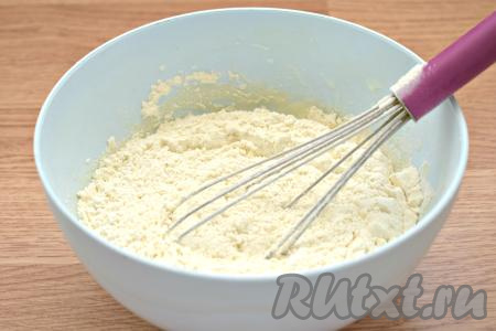 В кефирную смесь частями просеиваем пшеничную муку, каждый раз хорошо вмешивая её в тесто.