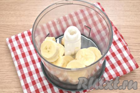 Очищаем банан, нарезаем на небольшие ломтики, складываем их в чашу измельчителя.