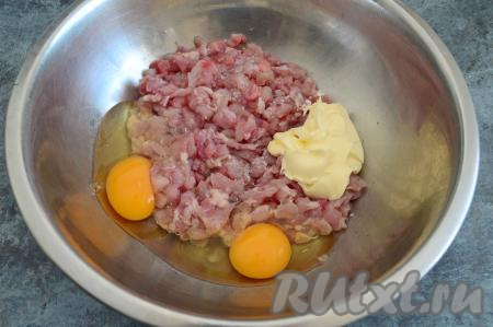 К нарезанному (рубленному) фаршу добавить яйца и майонез, посолить по вкусу (я добавила 4 щепотки соли).