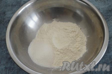 Первым делом замесим песочное тесто, для этого в глубокую миску нужно всыпать муку, разрыхлитель и сахар.