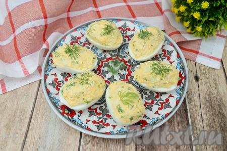Яйца, фаршированные сыром, чесноком и майонезом, украшаем веточками зелени и можно подавать к столу. 