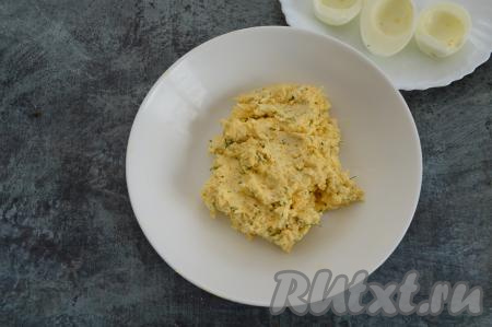 Перемешиваем желтково-сырную массу, подсаливаем по вкусу и начинка для фарширования яиц готова.