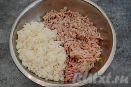 Пропустить мясо и лук через мясорубку, добавить остывший отваренный рис.