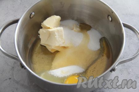 В кастрюлю выложить масло, мёд, сахар и яйца, поставить на средний на огонь и, помешивая, довести массу до кипения (масло и сахар полностью растворятся).