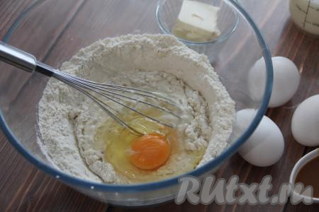 Затем в молочно-мучную смесь по одному добавить яйца, каждый раз тщательно перемешивая блинное тесто венчиком.