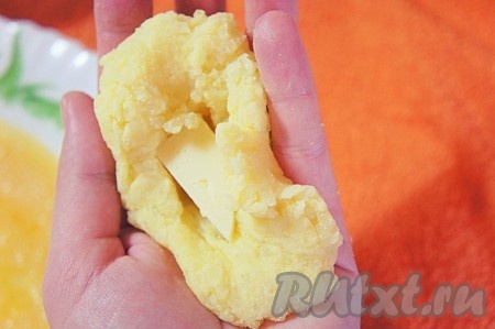 Сформировать на руке "лепешку" из картофельного теста, положите кусочек сыра и придать ей форму "палочки". Для удобства формования картофельных палочек можно использовать широкий нож, прижимая им каждую из 4-х сторон картофельной палочки.