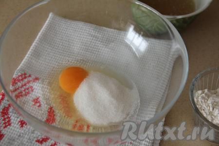 Прежде всего испечём бисквит, для этого в достаточно объёмной миске нужно соединить яйцо и сахар.