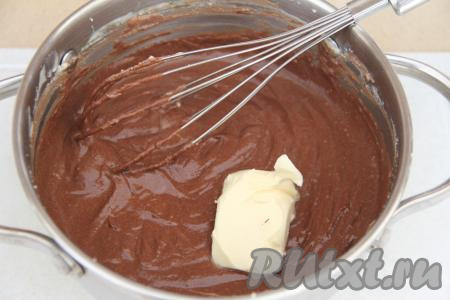 Перемешать сыр до полного растворения шоколада. Снять кастрюлю с водяной бани и добавить мягкое сливочное масло.