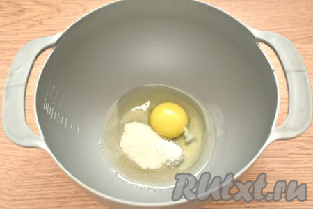 Разбиваем в миску яйцо, всыпаем к нему соль и сахар.