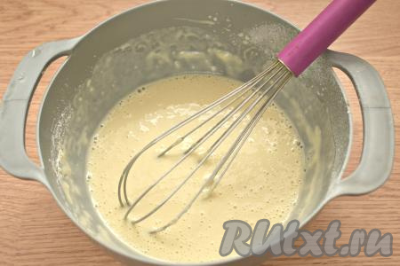 Блинное тесто должно получиться по консистенции, как жидкая сметана. Если на ваш взгляд тесто густовато, тогда разбавьте его немного кипячёной водой.