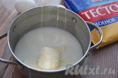Для приготовления заварного теста нужно в кастрюлю влить  молоко и воду, добавить соль и кусочки сливочного масла.