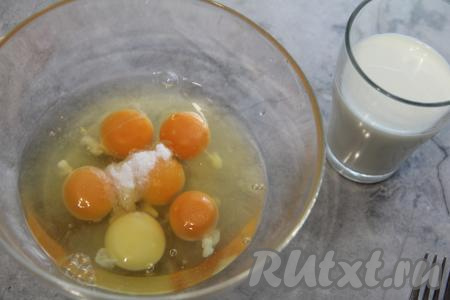 Яйца вбить в миску, добавить соль.