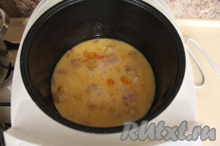 Влить яично-молочную смесь к колбасе, обжаренной с помидорами, закрыть крышку мультиварки и готовить омлет 20 минут на режиме "Жарка".