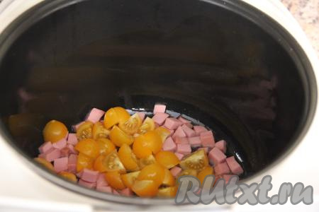 Обжарить колбасу в течение 5 минут, не закрывая крышку мультиварки и периодически перемешивая. Затем добавить помидоры, нарезанные на небольшие кусочки, обжаривать 2 минуты, иногда помешивая.