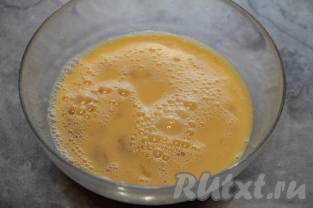 Перемешать яично-молочную смесь вилкой до однородности.