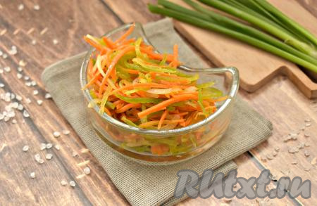 Вкусный, сочный, ароматный салат, приготовленный по-корейски из зелёной редьки и моркови, станет отличным дополнением к различным блюдам.