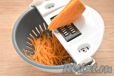 Очищаем морковь и зелёную редьку. Натираем морковку на тёрке для корейской моркови (если такой тёрки нет, можно нарезать морковь длинной, тонкой соломкой).