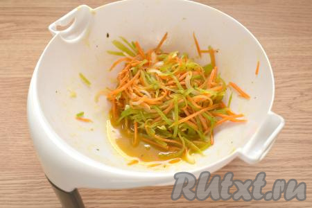 Если в готовом корейском салате из моркови и зелёной редьки будет много маринада, тогда его лучше отжать и слить.