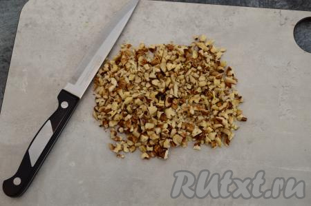 Грецкие орехи нарезать ножом на небольшие кусочки (в крошку нарезать не нужно).