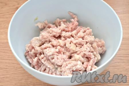 Чередуя кусочки свинины и лука, пропускаем их через мясорубку в глубокую миску.