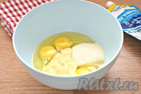 В миску разбиваем куриные яйца. Всыпаем к ним весь сахар и сгущённое молоко.