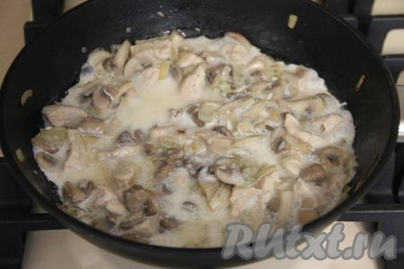 После того как кусочки куриного филе с грибами обжарятся в течение 15 минут, влить в сковороду сливки, перемешать и снять жульен с огня.
