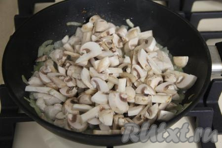 Обжаривать курицу с луком в течение 5 минут, периодически перемешивая. Затем добавить шампиньоны, перемешать и обжаривать минут 15, иногда помешивая. В процессе приготовления куриное мясо с грибами посолить по вкусу, можно немного поперчить.