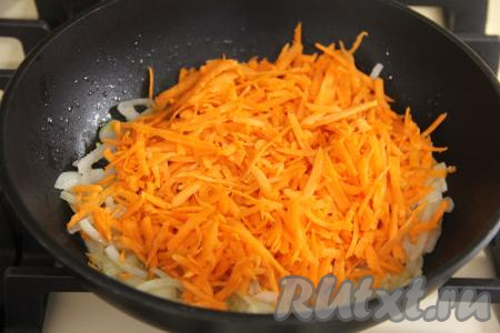 К обжаренному луку выложить натёртую на крупной тёрке морковку, перемешать овощи и обжаривать минут 7 (до мягкости), не забывая их периодически перемешивать. Обжаренные овощи убрать с огня, дать им немного остыть.