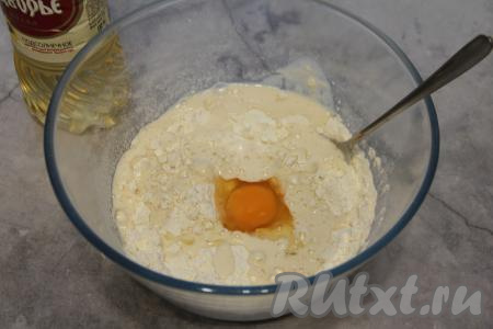 Кефир подогреть до тёплого состояния (примерно до 40 градусов). Тёплый кефир и сырое яйцо добавить в миску с сухими ингредиентами, перемешать тесто ложкой до однородности.