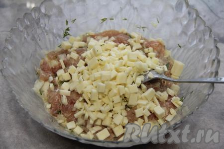 Сюда же выложить сыр, нарезанный на мелкие кубики.