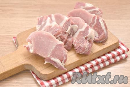 Мякоть свинины нарезаем на порционные кусочки толщиной 1 сантиметр.