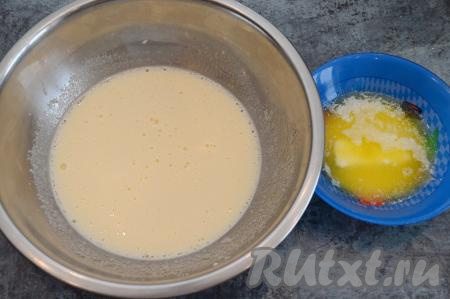 В миску с кефирной смесью добавить яйца, взбитые с сахаром, тщательно перемешать. Сливочное масло растопить (я растопила в микроволновке), дать ему остыть до комнатной температуры.