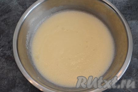 Влить растопленное сливочное масло в смесь кефира и яиц, перемешать.