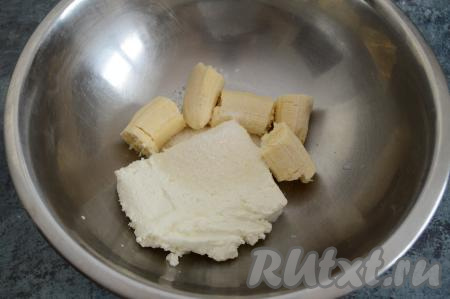 В глубокую миску выложить творог добавить очищенный банан, разломанный на кусочки, всыпать сахар.