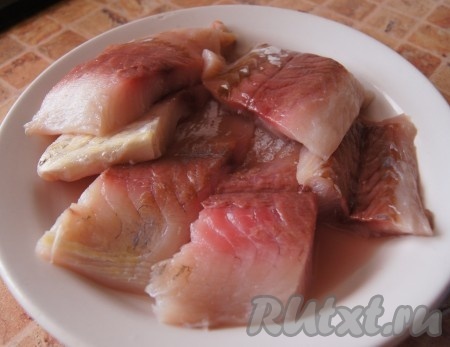 Филе рыбы срезать с кожи, удалить косточки при помощи пинцета. Нарезать на куски.

